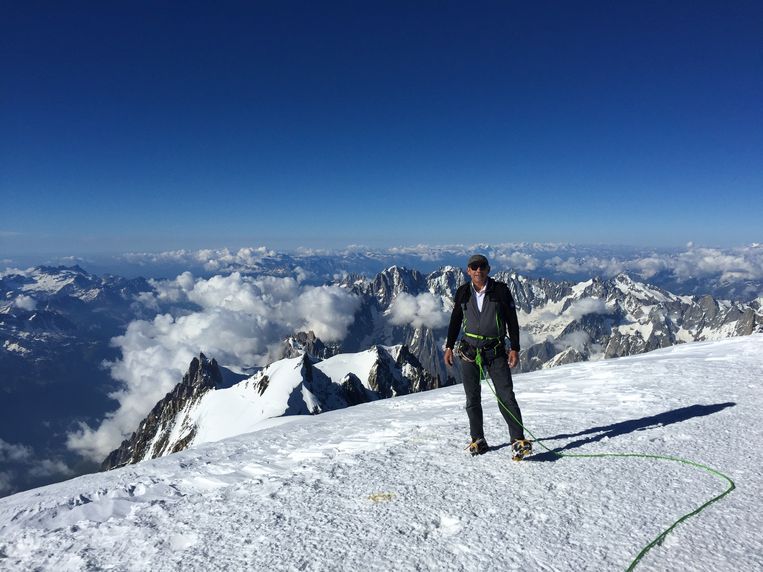 Olivier Greber op de top van de Mont Blanc, de berg die hij als zijn broekzak kent. Beeld 