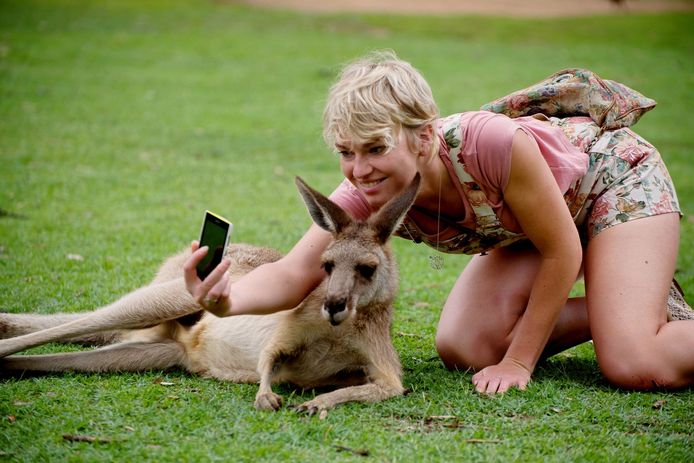Beeld ter illustratie, een vrouw neemt een selfie met een kangoeroe