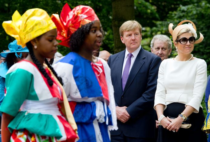 Koning Willem-Alexander en koningin Máxima in 2013 bij een eerdere herdenking van de afschaffing van de slavernij.