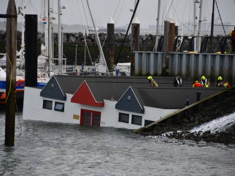 Douchegebouw zinkt in jachthaven Breskens