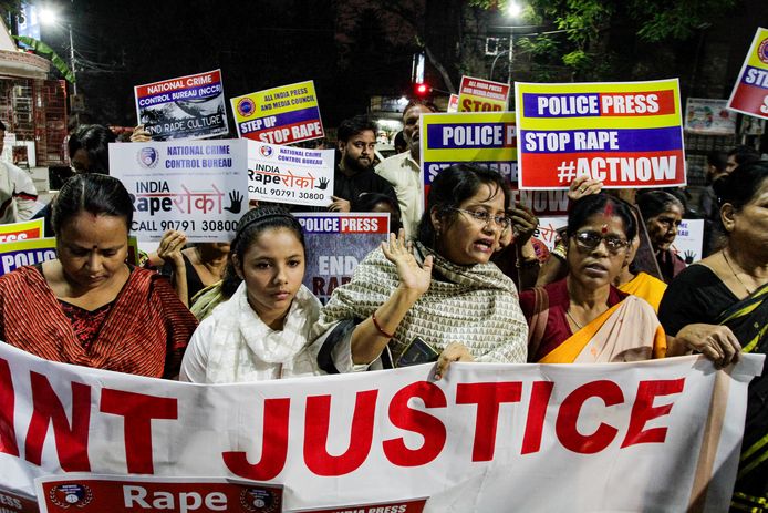 Betogers in de Indiase stad Kolkata eisen gerechtigheid na de verkrachting en het doden van de 27-jarige dierenarts vorige week.