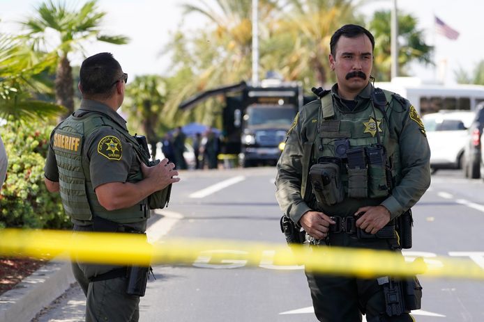 Agenten zetten gisteren na de schietpartij de omgeving van de kerk in Laguna Woods, Californië, af.