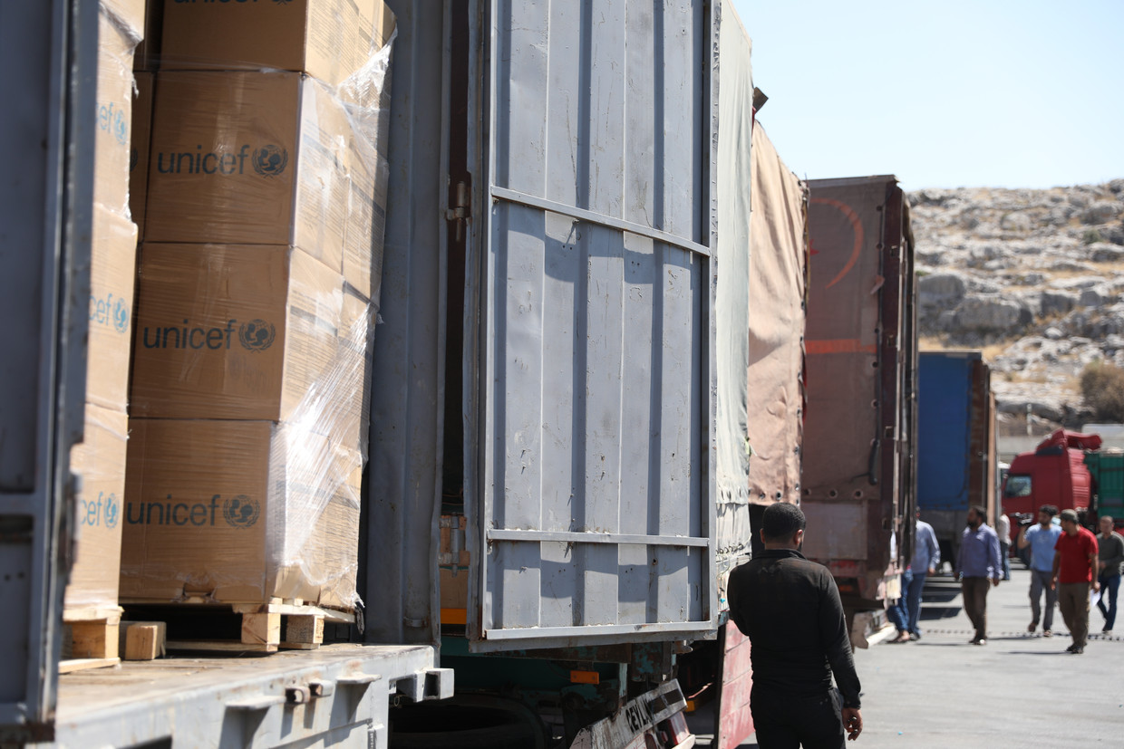 Een transport met humanitaire hulp bij de Syrische grenspost Bab al-Hawa op de grens met Turkije. Beeld EPA