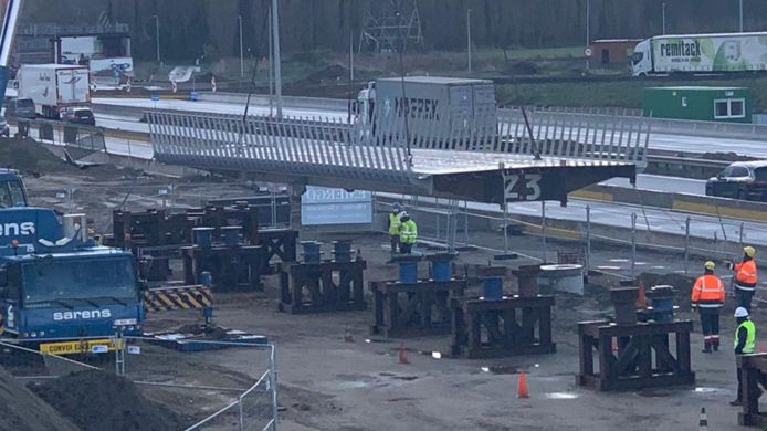 De fietsbrug wordt momenteel gemonteerd naast de snelweg.