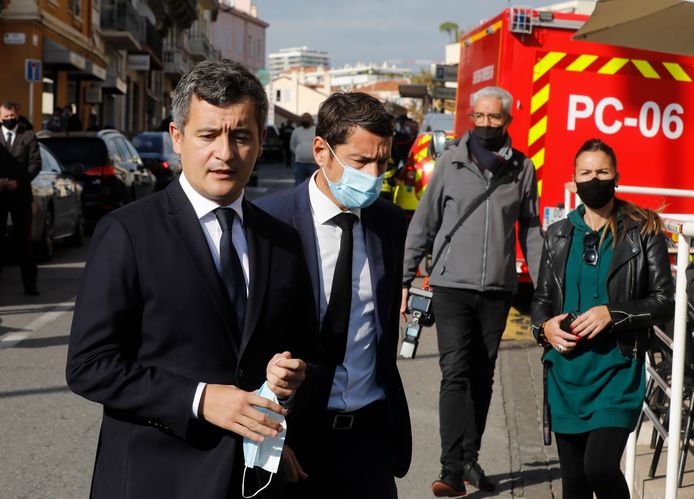 Il ministro dell'Interno francese Gerald Darmanin (a sinistra) e il sindaco di Cannes David Lisnard (a destra) sono arrivati ​​ieri sul posto.