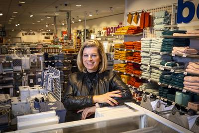 Karin Goldschmidt ‘superblij’ met haar grotere Hema-winkel in het oude Aldi-pand in hartje Denekamp