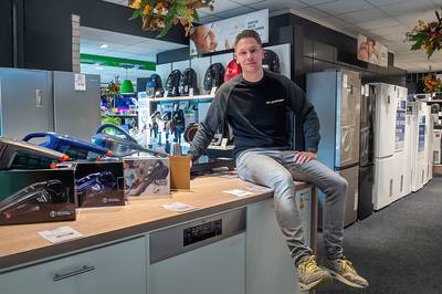 Bas (36) ging de wereld rond met dj Hardwell in een privéjet, nu sjouwt hij met wasmachines