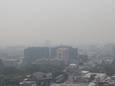 Een dikke laag smog boven de stad Chiang Mai, in het noorden van Thailand.