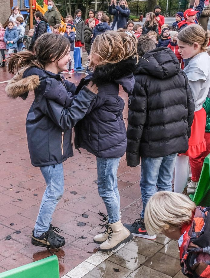 De mascotte van KVK kwam melden dat de leerlingen geslaagd waren in hun opzet, en ze naar de match mogen komen kijken.
