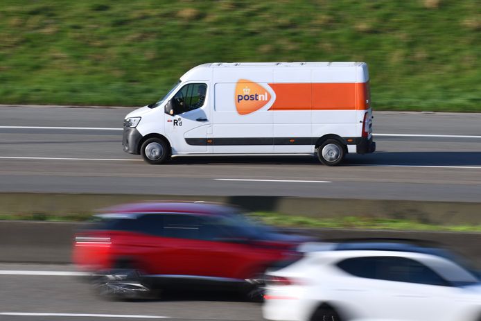 Een bestelwagen van Post NL op de Brusselse Ring.