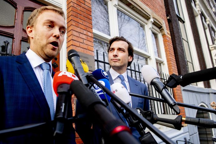 Thierry Baudet met vicevoorzitter Lennart van der Linden (l) staan de pers te woord.