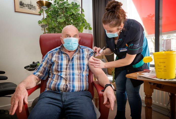 Cees Graumans word door Angela als een van de eersten gevaccineerd tegen corona in het Franciscushof van Avoord in Etten Leur.