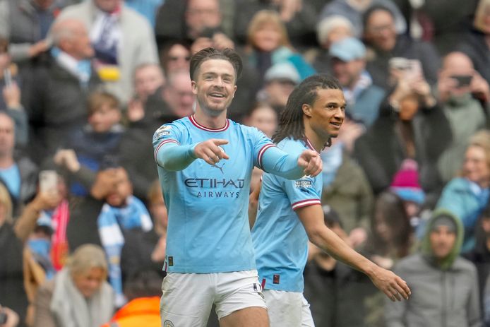 Jack Grealish celebrates en Nathan Aké.