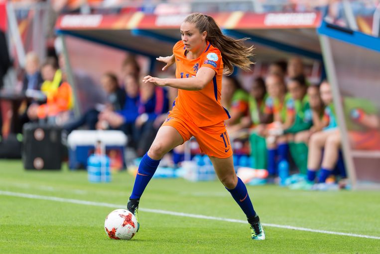 Lieke Martens heeft controle over de bal in een Groep A match tussen Nederland en Noorwegen tijdens de UEFA Women's Euro 2017. Beeld Getty Images