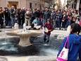 Klimaatactivisten gieten zwarte vloeistof in bekende fontein in Rome