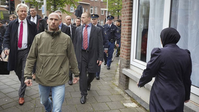 Geert Wilders bezoekt in mei 2013 de Haagse Schilderswijk, als reactie op berichten in de media over 'De Sharia Driehoek', waar radicale moslims de dienst zouden uitmaken op straat. Beeld anp