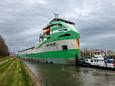 De Vertom Joy vertrekt definitief uit Kampen. Onderweg naar zee passeert de 130 meter lange kustvaarder de sluis in Lelystad.