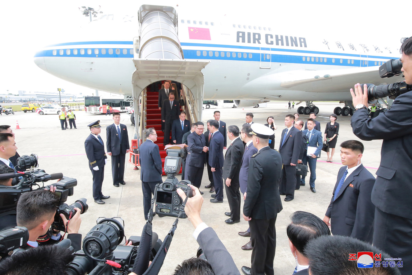 Kim arriveerde verrassend met een lijnvlucht van Air China.