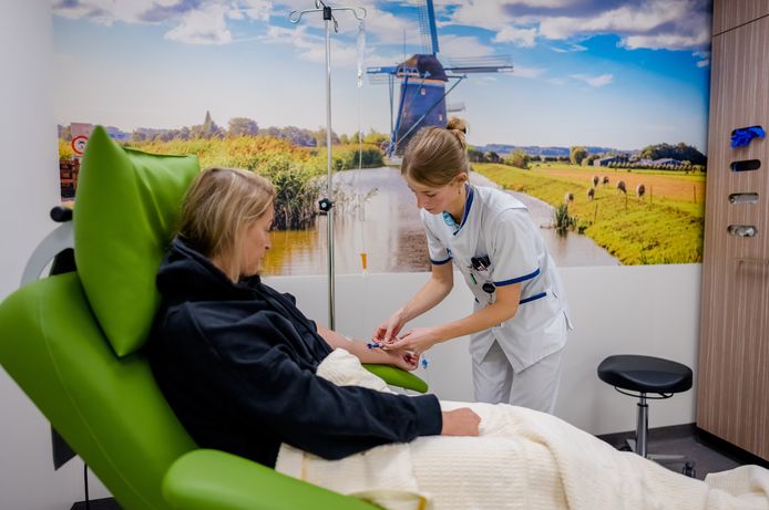 Archiefbeeld van een medewerker die een patiënt helpt op de afdeling oncologie van het Haaglanden Medisch Centrum Antoniushove.