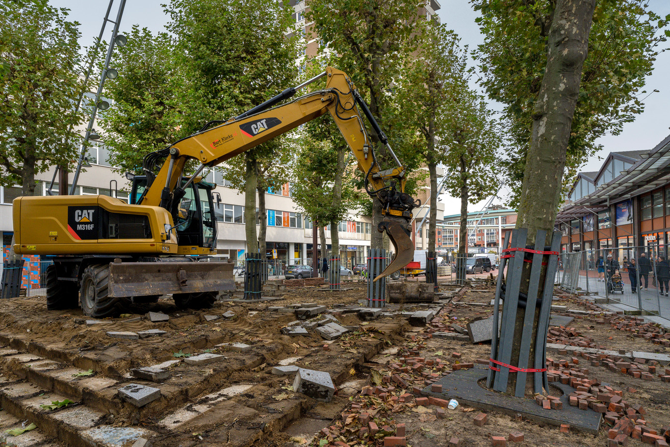 Burgemeester Loeffplein op de schop waarom een graafmachine korte metten maakt met het podium