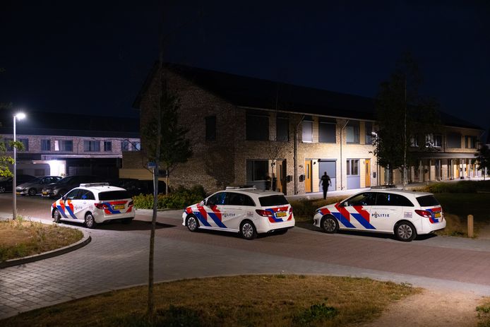 De politie doet onderzoek naar een mogelijk schietincident aan de Voermanstraat in Zwolle.