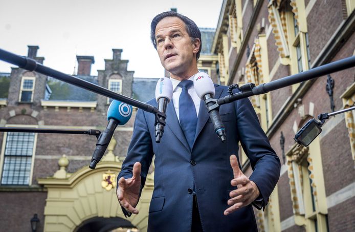 Demissionair premier Mark Rutte staat de pers te woord bij het ministerie van Algemene Zaken over de avondklokrellen.
