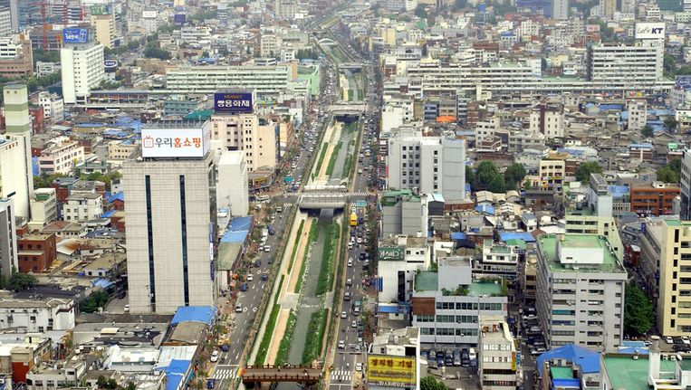 De skyline van Seoul met in het midden de groene wandelrivier Cheonggyecheon Beeld ap