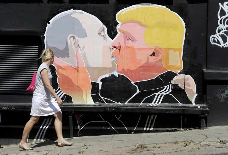 Een muurschildering van Poetin die Trump kust in Vilnius. Beeld reuters