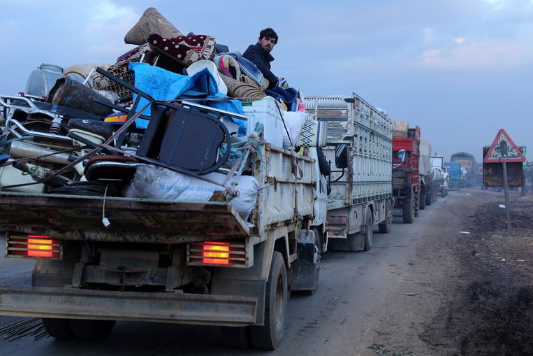 Wagens vol vluchtelingen met hun huisraad bij Hazano.  Beeld AP