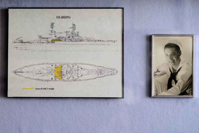 Een foto van Lou Conter als jonge onderofficier. Links een tekening van de gebombardeerde USS Arizona.