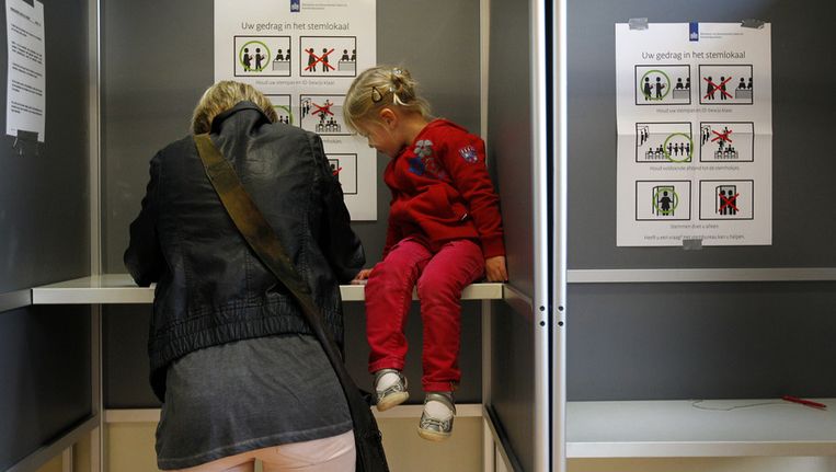 Kiezer in een stemhokje. Beeld anp