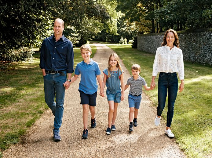 Op deze ongedateerde foto, beschikbaar gesteld door Kensington Palace op dinsdag 13 december 2022, poseren de Britse prins William (links) en Kate, prinses van Wales voor een foto met hun kinderen. Vanaf tweede links, prins George, prinses Charlotte en prins Louis in Norfolk, Engeland. De foto komt op de kerstkaart van het gezin.