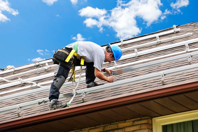 Een monteur van zonnepanelen aan de slag. Wie een technische opleiding heeft gevolgd, vindt zonder problemen een baan.