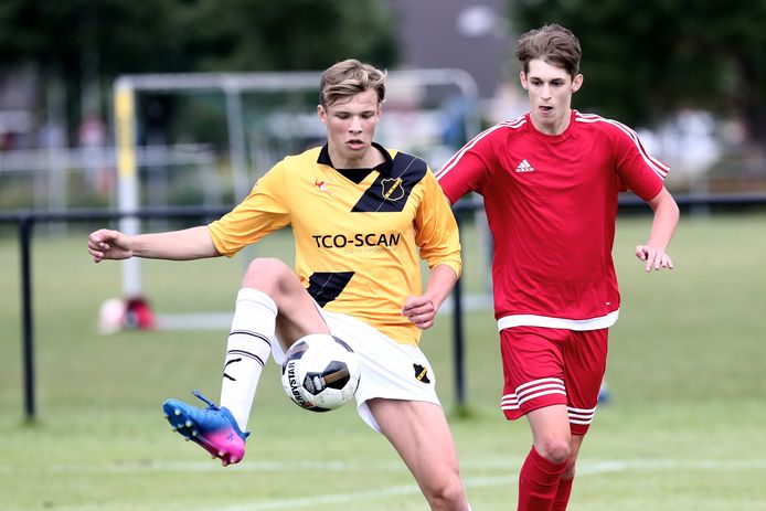 Sydney van Hooydonk (links) speelde met NAC, hier tegen Trencin uit Slowakije, op het Karel Stegeman-toernooi in Ruurlo.