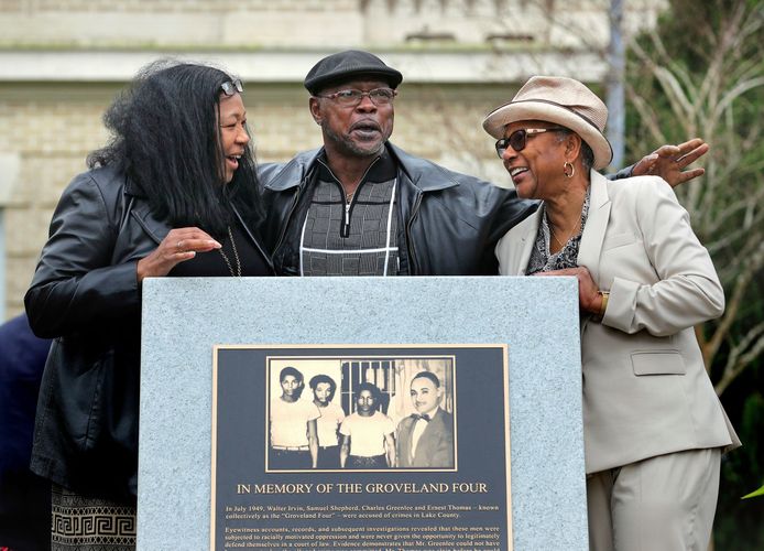 Familieleden van de 'Groveland four' bij een herdenkingsmonument aan de rechtbank van Lake County, in de Amerikaanse staat Florida.