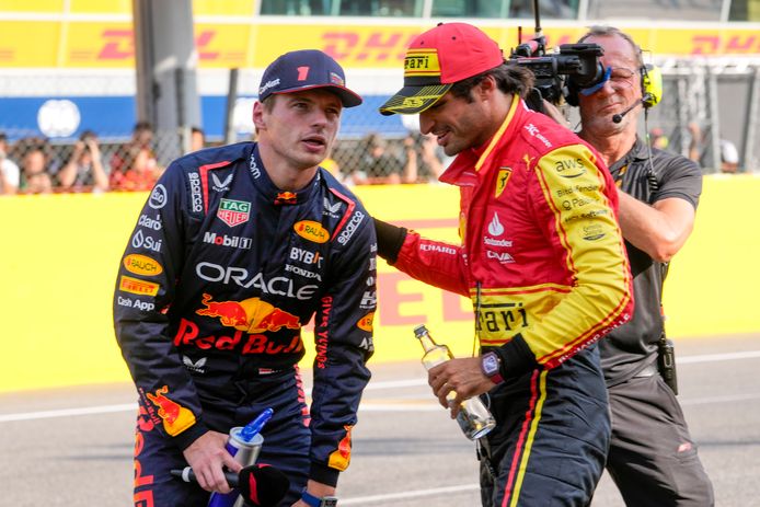 Max Verstappen si congratula con Carlos Sainz per la pole position.