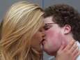 Quand Bar Refaeli embrasse fougueusement un nerd