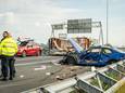 Ravage op de A27 bij Houten na een botsing tussen de blauwe auto en de rode met caravan. Getuigen zeggen dat er nog een zwarte auto bij betrokken was.