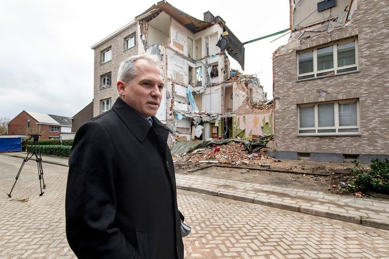Vlaams minister van Wonen Matthias Diependaele (N-VA) tijdens een bezoek aan Turnhout, waar een gasexplosie eind vorig jaar een appartementsgebouw met sociale woningen verwoestte.  Beeld Photo News