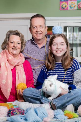 De dochter van Katrien (47) en Manu (50) wordt vaak uitgesloten op school: “Ondanks pestgedrag leren we Aurelie (13) mild zijn voor anderen”