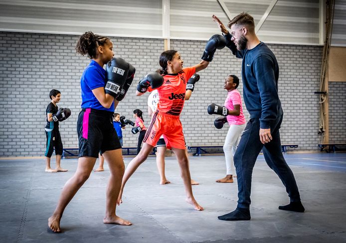 Kickboksles tijdens zomerschool in Zwijndrecht.