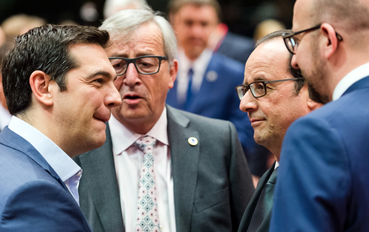 De Griekse premier Alexis Tsipras (l) in gesprek met president Jean-Claude Juncker van de Europese Commissie, de Franse premier Francois Hollande en zijn Belgische collega Charles Michel.