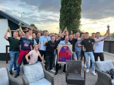 Kelderklasseteam uit Saasveld, getraind door BN’er en ex-voetbalprof Andy van der Meijde: ‘Hij vindt ons toffe gasten’