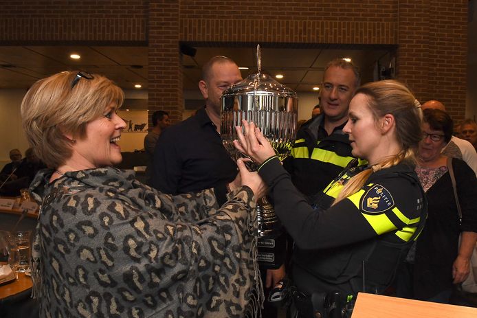 Eugenie Theunissen neemt de Team Award in ontvangst van burgemeester Marleen Sijbers De wisselbeker wordt per maand doorgegeven aan andere teams in het land. In oktober 2018 wordt bekend welk team het beste is van Nederland.