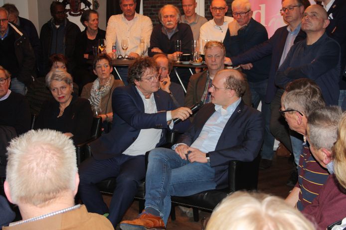 Nieuwscafé Winterswijk in januari 2020: Jan Bart Wilschut interviewt burgemeester Joris Bengevoord.