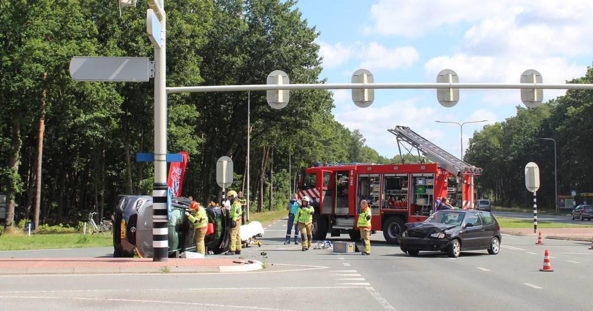 Auto komt op zijkant terecht bij ongeluk in Ugchelen: inzittenden door dak uit voertuig gehaald.