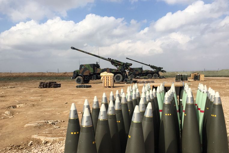 Twee Franse Caeser-artillerietrucks, hier gefotografeerd in Syrië in 2019. Beeld AFP