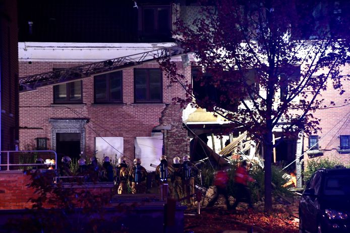 De explosie blies het dak en de voorgevel weg van de leegstaande rijwoning in de Beukenlaan in Kortrijk. Ook de naastliggende woningen raakten beschadigd.