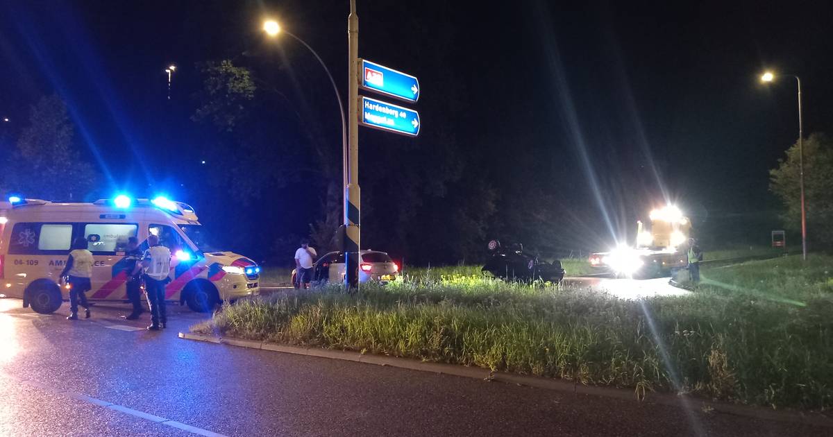 Auto belandt op de kop na aanrijding bij oprit snelweg in Zwolle.
