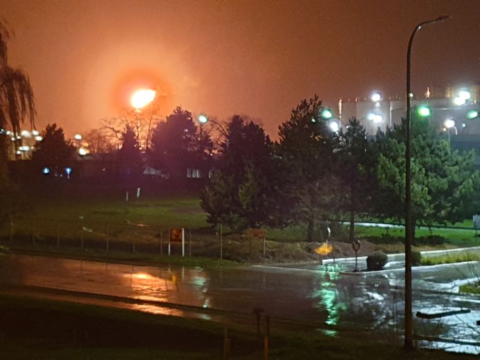 De affakkeling bij Ineos ging rond 21 uur van start en zal vermoedelijk nog de hele nacht duren.